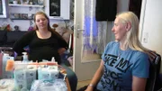 Elvis zweitälteste Tochter Jasmin ist hochschwanger. Gerade hat die 19-Jährige mit Mama Katrin (re.) für den Nachwuchs noch eingekauft.