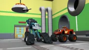 In der Recyclinganlage werden Dinge heraussortiert, die aus bestimmten Metallen bestehen. Weil Crusher (li.) aus Metall ist, versucht der Recyclingmagnet ihn in die Luft zu heben.