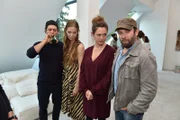 (v.l.n.r.) Fahri (Fahri Yardim); Pheline (Pheline Roggan); Emily (Emily Cox); Christian (Christian Ulmen)