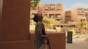 Jo (Keeley Hawes) macht sich im Außenbereich des Hotels ein Bild von der Lage.