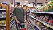 Sascha (43) wählt für den Einkauf einen polnischen Supermarkt.
