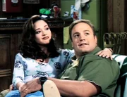 Doug (Kevin James) freut sich über den riesigen Fernseher, den er von seiner Frau Carrie (Leah Remini) bekommen hat.