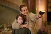 Irina (Yuli Lagodinsky, l.); Villanelle (Jodie Comer, r.)