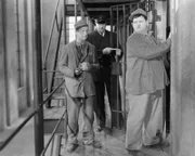 Mit ihrer tollpatschigen Art und ihrem Ungeschick in Dingen des praktischen Lebens treiben Ollie (Oliver Hardy, r.) und Stan (Stan Laurel, l.) Zellengenossen und Wärter an den Rand des Wahnsinns ...