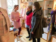 Kandidatin Kerstin mit Shoppingbegleitung Anna.