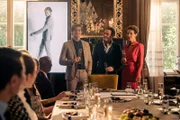 James Beaufort (Damian Hardung, 3.v.r.), Mortimer Beaufort (Fedja van Huêt, 2.v.r.) und Clelia Sarto (r.)