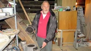 Wilfried (57) liebt Antiquitäten und sammelt gern. Als Schreinermeister bekommt er von seinen Kunden häufig Uhren, Bilder oder Möbelstücke geschenkt, deren Wert er nicht einschätzen kann.
