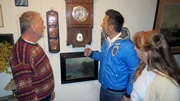 Experte Mauro Corradino (Mitte) mit Wilfried und Ingrid mit einer antiken Uhr