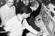 Schah Reza Pahlevi (r.) startet 1967 Irans ersten Atomreaktor.