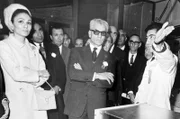 Der Nuklearwissenschaftler Mehdi Sarram (r.) erläutert dem Schah (M.) die Abläufe im ersten Atomreaktor Irans.