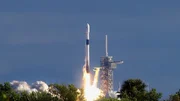Eine Trägerrakete startet ins All. Sie transportiert einen Satelliten ins All.