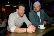 John (Felix von Jascheroff, r.) erklärt Carlos (Patrick Fernandez), dass er sich gegenüber Paulina ehrlich verhalten möchte.