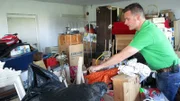 Trödelprofi Andreas Bierschock ist auf der Suche nach etwas Verwertbarem