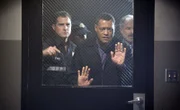 Nick (George Eads, l.) und Ray (Laurence Fishburne) versuchen einen Raub im großen Stil zu verhindern.