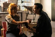 V.l.: DC Lake Edmunds (Lucy Hale) und Hau (Eric Lim).