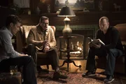 Als "Papst" aller Cops, muss Frank (Tom Selleck, M.) irgendwie verhindern, dass all die schmutzigen Details aus früheren Zeiten veröffentlicht werden. Selbst für seine Söhne Jamie (Will Estes, l.) und Danny (Donnie Wahlberg, r.), denen er sehr nahesteht, sind die Geschichten zu intim ...