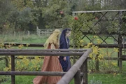 Frauen gehen in mittelalterlichen Kostümen