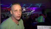 Der langzeitarbeitslose Chris ist im Partymodus. Er hat die Suche nach der Liebe aufgegeben. Deswegen heißt es Party machen und das "auf Staat sein Nacken".