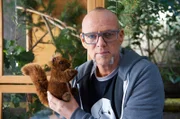ARD WISSEN VOR ACHT - NATUR FOLGE 144 (WH.), "Das Macho-Eichhörnchen", am Dienstag (03.06.25) um 19:45 Uhr im ERSTEN. Auf der Beliebtheitsskala der Menschen rangieren die Eichhörnchen ganz oben. Ihr Markenzeichen: der buschige Schwanz. Welche vielseitigen Einsatzmöglichkeiten er den niedlichen Nagern bietet und warum männliche Eichhörnchen richtige Machos sind, erklärt Thomas D in "Wissen vor acht - Natur".