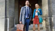 Max (August Wittgenstein) und Jenny (Birte Hanusrichter) möchten den neuen Fall gewinnen, sind sich aber über den Ausgang der Verhandlungen unsicher.