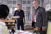 Polizeichef Achtziger (Alexander Duda) und Miriam Stockl (Marisa Burger) im Beisein von Polizeihauptmeister Mohr (Max Müller)
