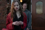 Larenz (Stephan Kampwirth) macht die Tür auf.  Anna Spiegel (Emma Bading) ist da, vom Regen durchnässt.