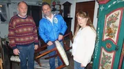 Trödelexperte Mauro Corradino (Mitte) mit Wilfried und dessen Frau Ingrid