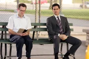 Bob (Christopher Goodson, l.) scheint es unangenehm zu sein, dass Scott Valens (Danny Pino, r.) neben ihm auf der Parkbank sitzt ...