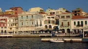 In den Tavernen an der Hafenpromenade von Agios Nikolaos herrscht reges Treiben.