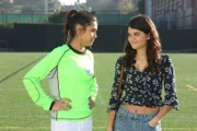 Alexis (Sophia Ali, l.) verdreht Sabrina (Sofia Black-D'Elia, r.) ganz schön den Kopf ...