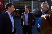 Bernd Hofmeister (Markus Baumeister, l.) wird von den Kommissaren Hansen (Igor Jeftic, M.) und Stadler (Dieter Fischer, r.) zum Tod von Jan Prebitz befragt.