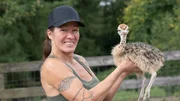 Betriebsleiterin Kerstin Schnabel mit einem Straußen-Küken.