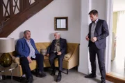 Der Brauerei-Inhaber Gottfried Brockmayer (Pavel Fieber, M.) wird von den Kommissaren Hansen (Igor Jeftic, r.) und Hofer (Joseph Hannesschläger, l.) zu seinem Alibi befragt.