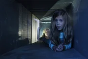 Julie (Elisabeth Shue, hinten) konnte D.B. Russell's Enkelin Kaitlyn (Mia Hays) dazu bringen, für ihre Flucht in einen Lüftungsschacht zu krabbeln, um ins Freie zu gelangen...