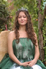 Vicki (Jenny Jackson) ist die diesjährige Königin des Dorffestes von Midsomer Barton.