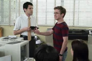 "Die Goldbergs", "Die 8-Bit Goldbergs." Adams Begeisterung ist kaum zu bremsen, als ein neuer Trend aufkommt: Videospiele. Doch es soll noch besser kommen. Für die Schule muss Adam selbst ein Videospiel programmieren. Prompt kommt ihm dazu eine fantastische Idee: Das Leben der Familie Goldberg könnte die perfekte Spielvorlage abgeben. Ganz andere Sorgen plagen unterdessen Beverly. Sie fürchtet, dass Pops spielsüchtig geworden ist.Im Bild (v.li.): Dan Mintz (Mr. Goulding), Sean Giambrone (Adam Goldberg).