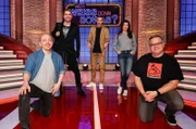 Moderator Kai Pflaume (M.) und seine Rateteam-Kapitäne Bernhard Hoëcker (l.) und Elton (r.) begrüßen in dieser Sendung den Star-Geiger David Garrett (2.v.l.) und die Sängerin und Schauspielerin Yvonne Catterfeld (2.v.r.).