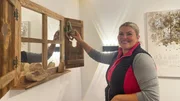 Beim Dekorieren ihrer neuen Ferienwohnung ist Landwirtin Nina Bartl vom Gschwandtnerhof am Tegernsee voll in ihrem Element.