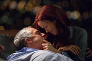 Bosch Staffel 1 Folge 2 - Schwarzes Echo Romanze nach Dienstschluss: Titus Welliver als Harry Bosch, Annie Wersching  als Julia Brasher