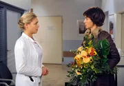ARD ROTE ROSEN FOLGE 1426, am Freitag um 14:10 Uhr im ERSTEN. Merle (Anja Franke, r.) ist entsetzt, als Britta (Jelena Mitschke, l.) ihr mitteilt, Gunter möchte niemanden sehen, vor allem sie nicht.