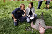 Pathologin Mai (Sina Wilke, r.) klärt Hauptmeister Mohr (Max Müller, l.) über die Todesursache und den Todeszeitpunkt im Mordfall des Försters Denninger (Komparse) auf.