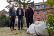Bernhard Henschel (Michael Lott, l.), Tamara Meurer (Anja Pahl, M.) und Luna Kunath (Caroline Erikson, r.) lassen sich Details zum Opfer Ulla Seifert (Komparsin, liegend) geben. Sie wurde im Garten erstochen. Die Tatwaffe fehlt.