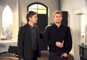 ARD ROTE ROSEN FOLGE 1426, Da sich Vater und Sohn ständig streiten, beschließt Jan (Timothy Peach, l.) bei Sönke (Bo Hansen, r.) auszuziehen.