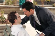 Scott Valens (Danny Pino, r.) fühlt dem Verdächtigen Bob (Christopher Goodson, l.) auf den Zahn ...