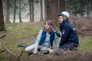 Franzi (Rhea Harder, r.) eilt der verletzten Ariane Pollmann (Julia Krombach, l.) zur Hilfe, die vom Pferd gestürzt ist.