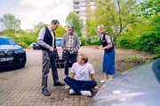 Wilhelm (Wolfgang Michael. 2.v.l.), Peter (Ludger Bökelmann, 2.r.), Pina (Klara Lange, r.)