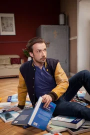 Adam (Lucas Gregorowicz) ist mit dem Bücherregal zusammengebrochen.