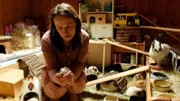 Maria Ronzheimer (Judith Toth) trauert um ein totes Meerschweinchen.