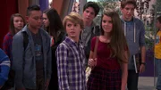 Vorne: Henry Hart (Jace Norman, m.), Bianca (Maeve Tomalty, r.)