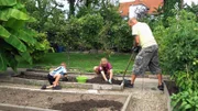 Frank und die Kinder Lara und Kalli verbringen den Sommer gerne im Garten